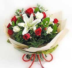 güller ve kazablanklardan görsel bir buket  Yozgat internetten çiçek satışı 