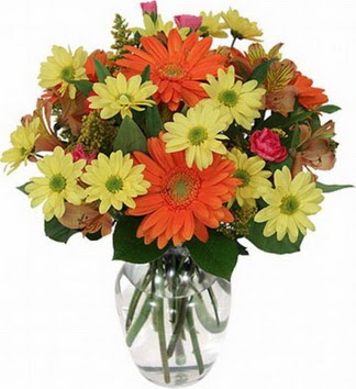  Yozgat hediye sevgilime hediye çiçek  vazo içerisinde karışık mevsim çiçekleri