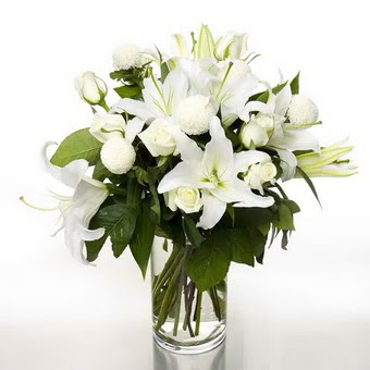  Yozgat çiçek gönderme sitemiz güvenlidir  1 dal cazablanca 7 adet beyaz gül vazosu
