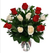 Vazo içerisinde 6 kırmızı 6 beyaz gül  Yozgat hediye çiçek yolla 