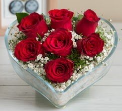 Kalp içerisinde 7 adet kırmızı gül  Yozgat çiçek gönderme sitemiz güvenlidir 