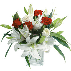 vazo içerisinde 4 gül 1 adet kazablanka  Yozgat online çiçek gönderme sipariş 