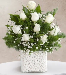 9 beyaz gül vazosu  Yozgat çiçek satışı 