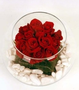 Cam fanusta 11 adet kırmızı gül  Yozgat çiçek gönderme 